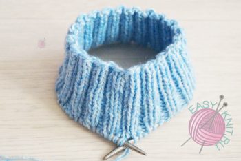 Шапочка с завязками спицами | EasyKnit.ru