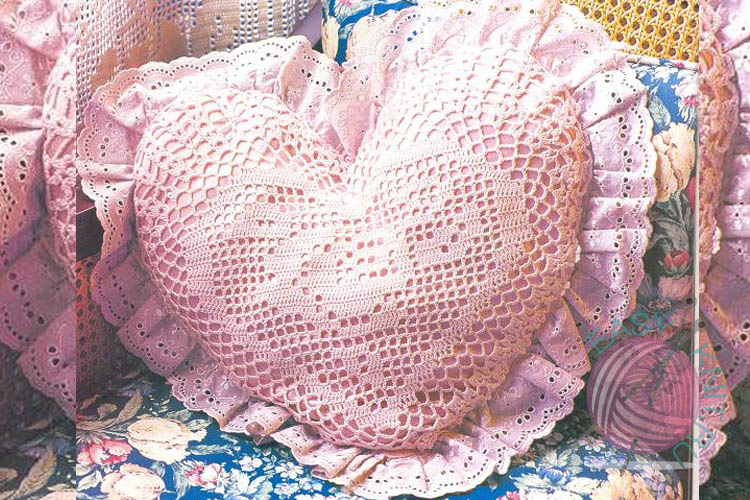 подушка сердечко филейной вязкой